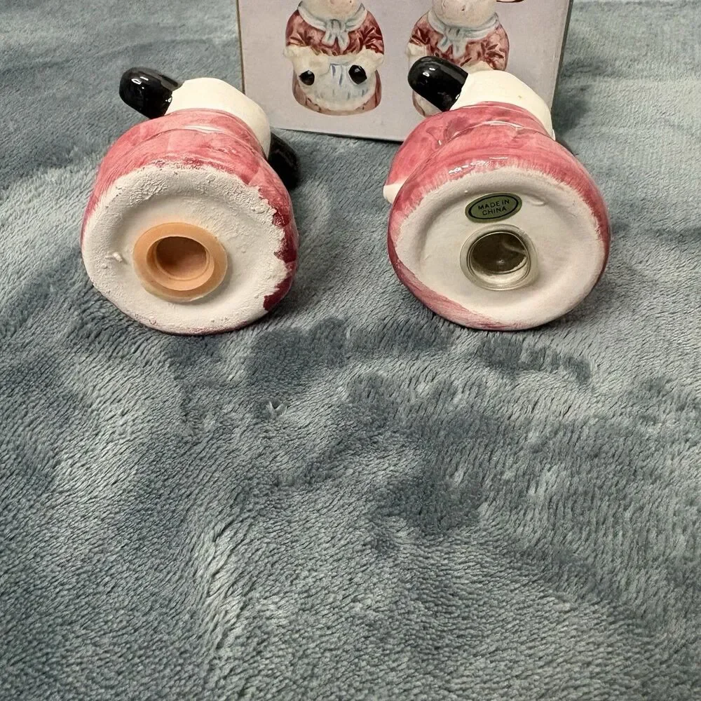 VINTAGE COW SALT and PEPPER SHAKER SET FARM HOUSE DECOR
